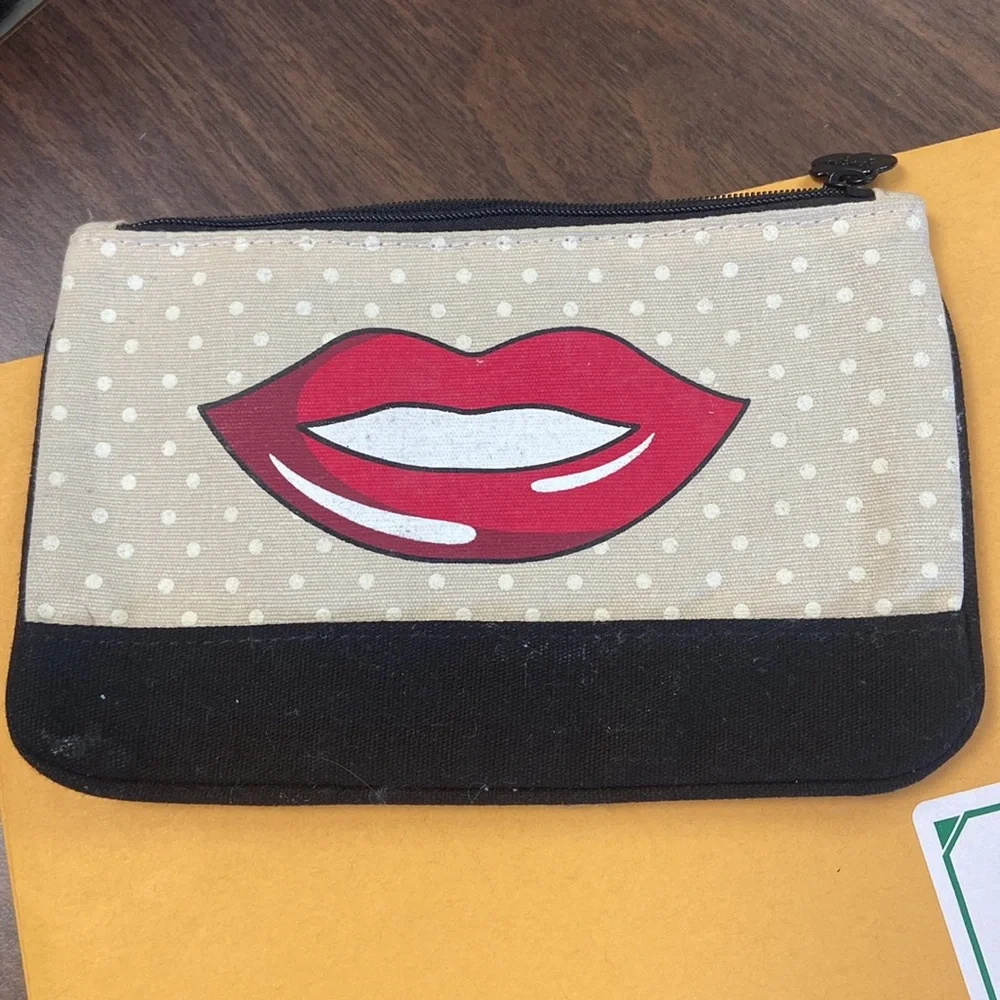 Small make up cases. Price includes all 6 of them.